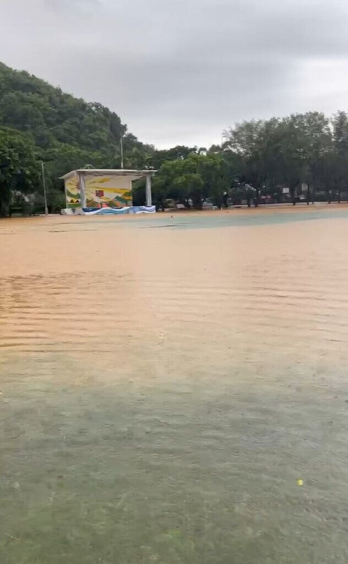 台東雨勢仍未歇,南迴地區7月雨量達到1851.5毫米,打破大武氣象站設站86年以來的7月累積雨量最高紀錄。圖為大武國中操場於7月21變成水池。(民眾提供)中央社記者盧太城台東傳真 114年8月2日