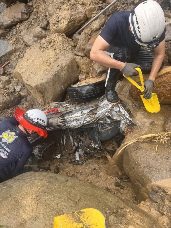 台20線南橫公路日前有車輛墜谷,李姓一家5口疑均罹難。搜救人員先找到潘姓少女遺體和其他人遺骸,也找到疑墜谷車輛輪胎,但車內未尋獲遺骸。(高市消防局提供)中央社記者洪學廣傳真 114年8月2日