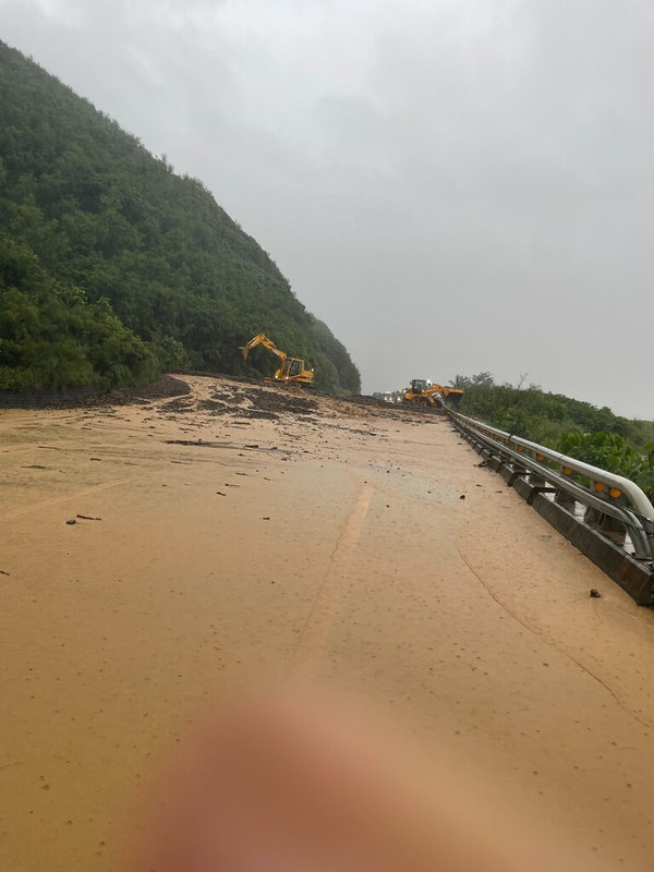 台東雨勢仍未歇,南迴地區7月雨量達到1851.5毫米,打破大武氣象站設站86年以來的7月累積雨量最高紀錄,造成南迴公路多處中斷。圖為南迴公路大鳥段,7月21日遭土石流淹沒路面。(公路局提供)中央社記者盧太城台東傳真 114年8月2日