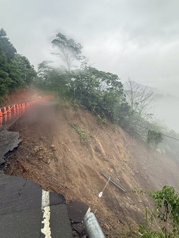台20線南橫公路日前有車輛墜谷，李姓一家5口疑均罹難。搜救人員先找到潘姓少女遺體和其他人遺骸，也找到疑墜谷車輛，但車內未尋獲遺骸。2日上午因山區降雨，只得暫停搜救。（高市消防局提供）中央社記者洪學廣傳真　114年8月2日