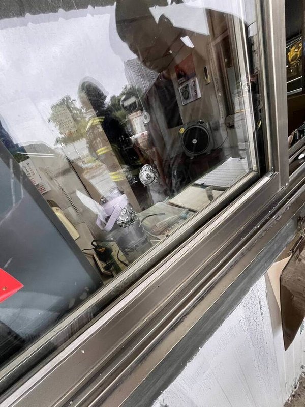台中市南屯拖吊場警衛室窗戶2日中午遭人以瓦斯空氣槍射擊毀損,現場一名值班女保全手部被鋼珠彈擊傷,無生命危險。(民眾提供)中央社記者郝雪卿傳真 114年8月2日