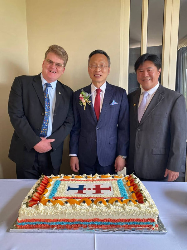 南非台裔議員李崇維針對7月21日南非政府以政府公報對台灣駐當地兩駐館「降級更名」一事,建議提高南非貴金屬進口關稅,做為反制。圖為李崇維(右)與台灣駐南非代表廖文哲(中)攝於去年10月當地舉辦的中華民國國慶酒會。(李崇維提供)中央社記者施婉清開羅傳真 114年8月2日