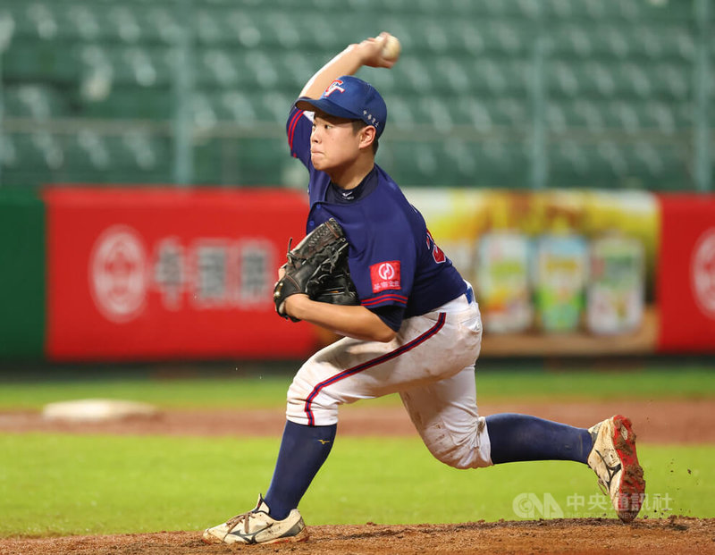 U12世界盃棒球賽台灣隊2日複賽最後一戰與韓國隊交手,雙方一路打至延長賽9局,台灣最終以11比5搶勝,其中李權恩(圖)中繼3局,拿下勝投。中央社記者張新偉攝 114年8月2日