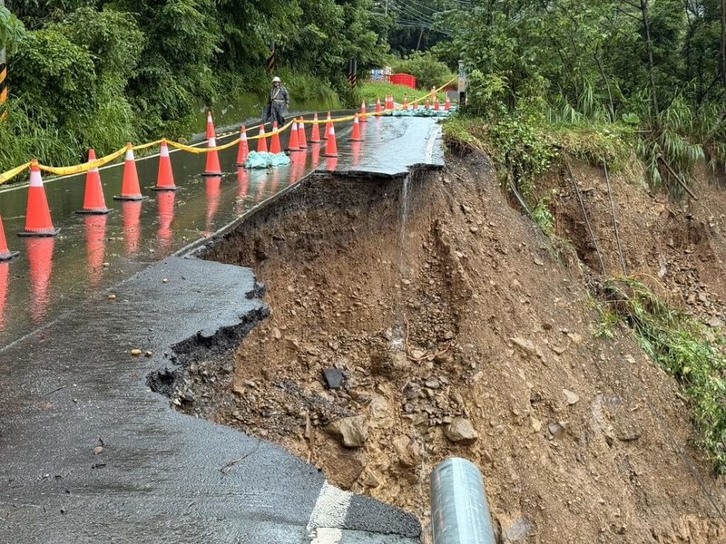 台20線南橫公路日前有車輛墜谷,李姓一家5口疑均罹難。搜救人員尋獲部分人員遺體,並找到疑似墜谷車輛。3日上午因山區雨勢過大等因素,目前暫停搜救,待下午再行評估。(高雄市消防局提供)中央社記者張已亷傳真 114年8月3日