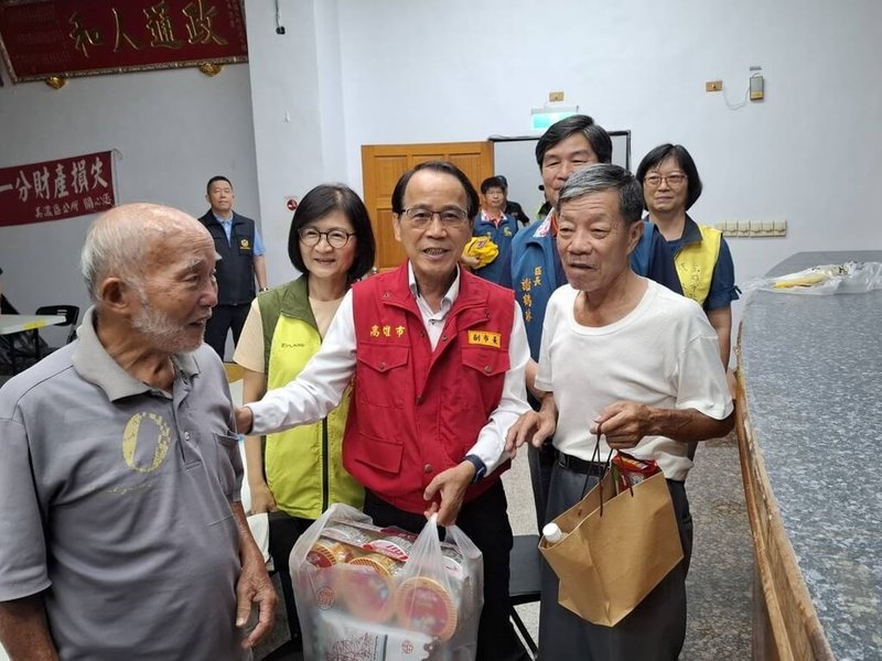 因豪雨影響,高雄美濃區至今已發布9條土石流紅色警戒,副市長林欽榮(前中)3日前往美濃區勘查,並代表市府致贈物資,表達慰問之意。(高雄市水利局提供)中央社記者蔡孟妤傳真 114年8月3日