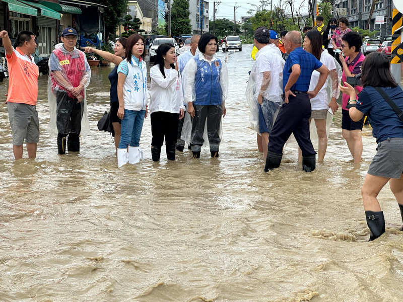 雲林縣雨勢不斷,3日流經斗南鎮南側大湖口溪水位暴漲,因溪水倒灌及街區積水宣洩不及,造成約300戶淹水,縣長張麗善(中左)會同國民黨立委張嘉郡(左5)到場勘災。(民眾提供)中央社記者蔡智明傳真 114年8月3日