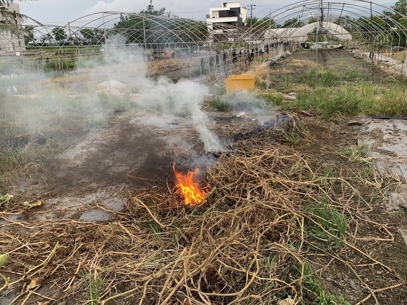 每逢稻作收割期,宜蘭縣農地不時出現露天燃燒稻草情形,環保局表示,將持續透過社區宣導與科技監控,例如在制高點架設高解析度攝影機,或出動空拍機等方式蒐證,若違規屬實,將依違反空氣污染防制法,處行為人新台幣1200元以上、10萬元以下罰鍰。(宜蘭縣環保局提供)中央社記者王朝鈺傳真 114年8月3日