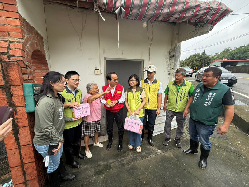 高雄連日強降雨,副市長林欽榮(左4)3日下午前往旗山區、內門區與田寮區,訪視及慰問民眾。(高雄市水利局提供)中央社記者蔡孟妤傳真 114年8月3日