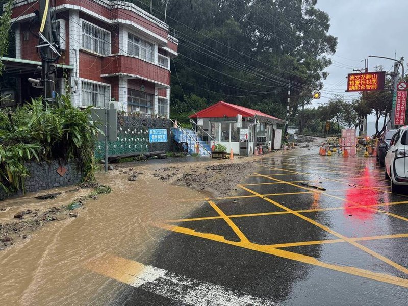 受雨勢影響，屏東山區多處土石坍方致道路中斷，台24線上里港警分局三德檢查哨周圍路面出現大片泥流，暫時下撤到三地門鄉公所多功能教室設哨管制。（民眾提供）中央社記者李卉婷傳真　114年8月3日