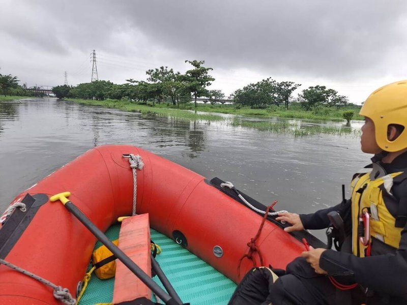 屏東縣政府消防局3日下午獲報，指高屏大橋舊鐵橋下方有民眾受困，警義消搭乘橡皮艇將人救出。（消防局提供）中央社記者李卉婷傳真　114年8月3日