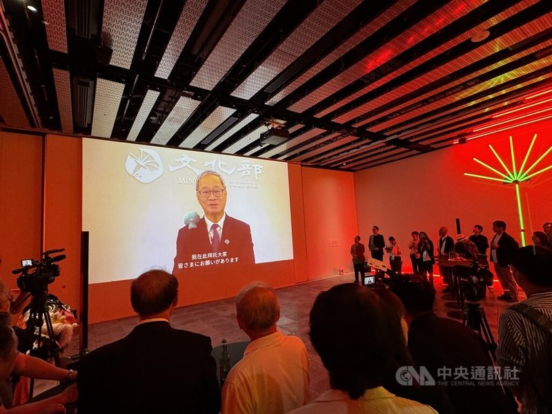 「We TAIWAN台灣文化in大阪.關西世博」2日晚間舉辦開幕之夜,人在台北的文化部長李遠透過預錄影片致詞。他特別在肩上放上a-We,並向參展藝術家與貴賓致意。中央社記者楊明珠大阪攝 114年8月2日