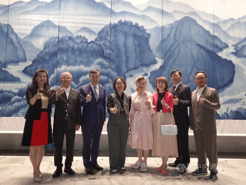 「We TAIWAN台灣文化in大阪.關西世博」2日晚間舉辦開幕之夜,與會貴賓合影。圖為駐日代表李逸洋(左3)、文化部政務次長王時思(左4)、國策顧問陳天隆(左2)、謝美香(右4)、駐大阪辦事處處長洪英傑(右2)、文化部駐日台灣文化中心主任曾鈐龍(右1)。中央社記者楊明珠大阪攝 114年8月2日