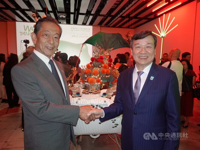 「We TAIWAN台灣文化in大阪.關西世博」2日晚間舉辦開幕之夜,駐日代表李逸洋(右)與6月甫上任的日台交流協會會長隅修三合影,兩人都別上a-We周邊造型徽章。中央社記者楊明珠大阪攝 114年8月2日