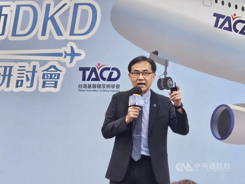 糖尿病惡化為腎病變，預期壽命恐減少16年，健保自3月起擴大給付SGLT2抑制劑至慢性腎臟病患者，給付條件嚴格，台灣基層糖尿病學會理事長陳宏麟（圖）呼籲放寬限制。 中央社記者陳婕翎攝 114年8月3日