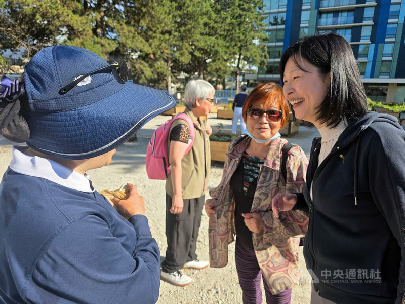 慈濟在溫哥華開設社區花園,駐溫哥華辦事處僑務組長郭淑貞(右)認為透過小小的花園可以和民眾互動交流,是很好的國民外交活動。中央社記者程愛芬溫哥華攝 114年8月3日