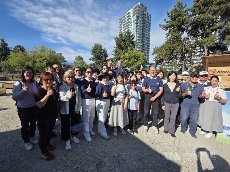 慈濟基金會在加拿大首設的社區花園有100個花圃，正式開放民眾認養，許多民眾熱情參與，表示非常開心能在喧鬧的市區內，有機會享受屬於自己的一方綠色園地。中央社記者程愛芬溫哥華攝　114年8月3日