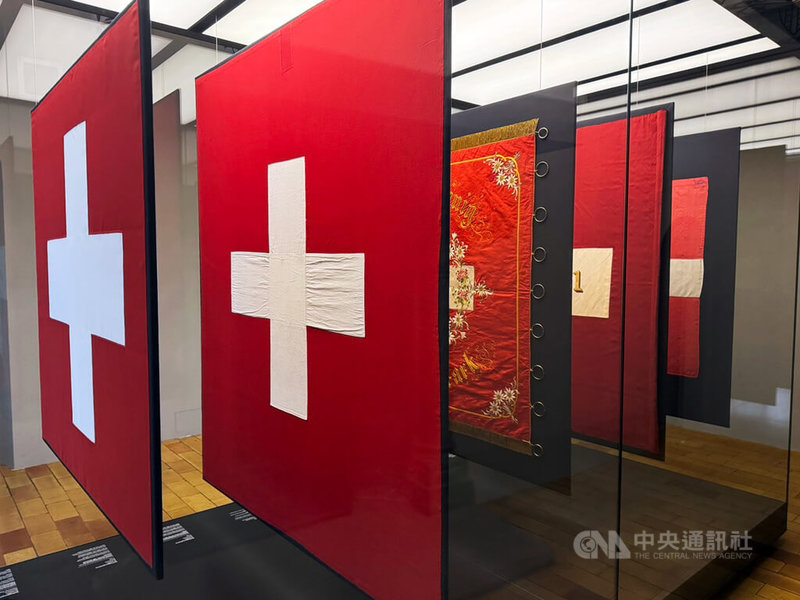 美國對瑞士商品課徵39%高關稅，重擊一般機械、精密機械、食品、鐘錶、化學及醫療器材等行業，瑞士短期內無法減輕對美國的依賴，部分廠商預計將減少商品出口來減輕損失。圖為有瑞士國旗圖樣的屏風。中央社記者郭芳君蘇黎世攝　114年8月3日