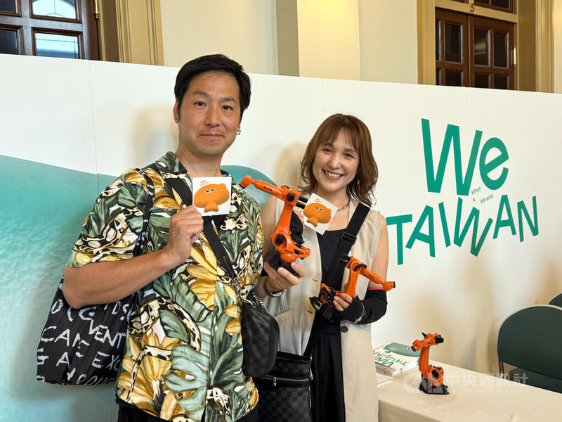 「We TAIWAN台灣文化in大阪.關西世博」活動2日起跑,「黃翊與庫卡」的人機共舞3日下午在大阪市中央公會堂首演,現場提供庫卡模型讓視障者觸摸。許多日本民眾在欣賞演出後意猶未竟,拿起模型興奮合影。中央社記者楊明珠大阪攝 114年8月3日