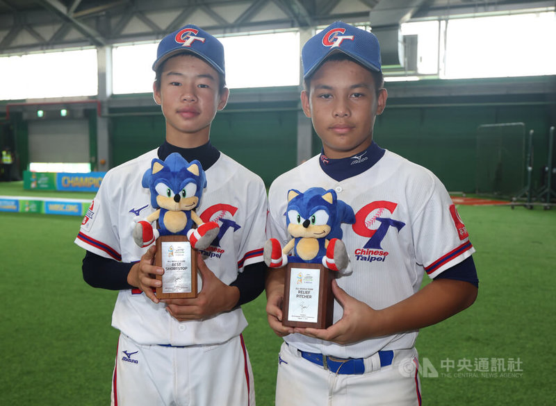 U12世界盃棒球賽賽程在台南亞太國際棒球訓練中心劃下句點,台灣隊謝承濬(左)此次投打表現佳、奪下全明星隊最佳游擊手獎;有開轟表現的胡誠恩(右)拿下全明星隊外野手獎。中央社記者張新偉攝 114年8月3日