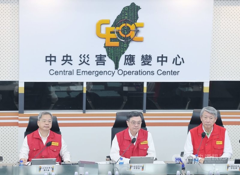 行政院長卓榮泰（中）3日上午到中央災害應變中心，視導0728豪雨後續應變。中央社記者郭日曉攝　114年8月3日