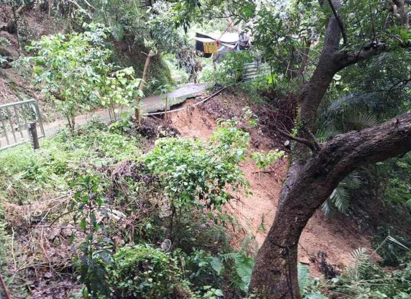 連日豪雨影響,台中市大坑風景區登山步道多處出現災損,包括邊坡土石滑動等情形,市府將大坑14條步道全線封閉,籲請民眾近期暫勿前往大坑山區登山活動。(中市府提供)中央社記者趙麗妍傳真 114年8月3日