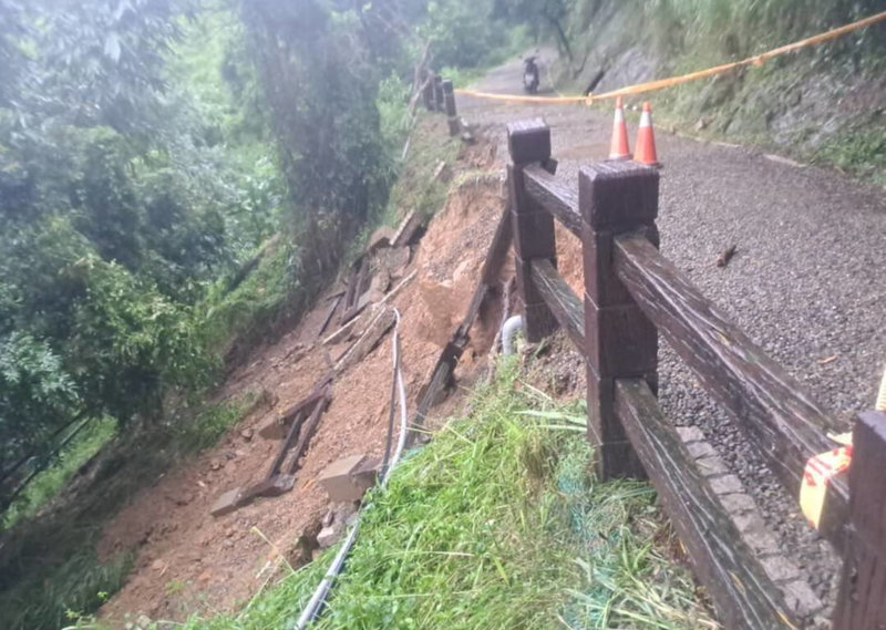 連日豪雨影響，台中市大坑風景區登山步道出現多處災損情形，包含步道設施受損及聯外道路崩坍，市府公告14條登山步道暫時封閉。（中市府提供）中央社記者趙麗妍傳真　114年8月3日