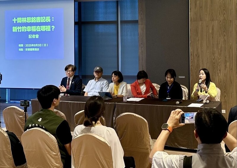  台灣客社3日在新竹縣舉辦記者會，提出罷免國民黨立委林思銘的原因，由客社副秘書長、世界台灣客家聯合會理事長彭莉惠（後右1）主持，前客委會主委楊長鎮（後左2）、民進黨立委范雲（後右3）、時代力量黨主席王婉諭（後左3）、台灣基進黨主席王興煥（後左1）等人出席。（讀者提供）中央社記者魯鋼駿傳真　114年8月3日