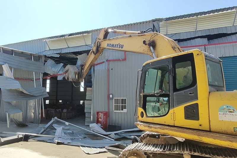 桃園市政府通過「桃園市強制拆除違章建築收費自治條例」草案，將送市議會審議。桃園市政府建築管理處處長莊敬權表示，草案明定收費基準、程序及權利保障機制，使拆除作業制度化、法制化，希望嚇阻心存僥倖的違規者。（桃園市政府建築管理處提供）中央社記者吳睿騏桃園傳真　114年8月3日