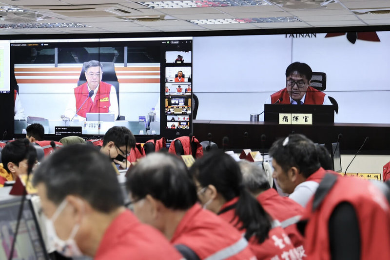 行政院長卓榮泰（後左）3日上午於中央災害應變中心召開視訊會議，台南市長黃偉哲（後右）在會中說明台南災情狀況。（台南市政府提供）中央社記者楊思瑞台南傳真  114年8月3日