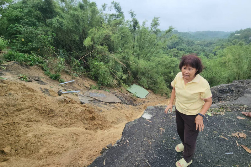 台南市柳營區旭山里一戶民宅旁,2日晚間出現邊坡地基掏空,土石遭沖刷崩塌約數十公尺,住戶希望政府單位協助處理。(讀者提供)中央社記者楊思瑞台南傳真 114年8月3日