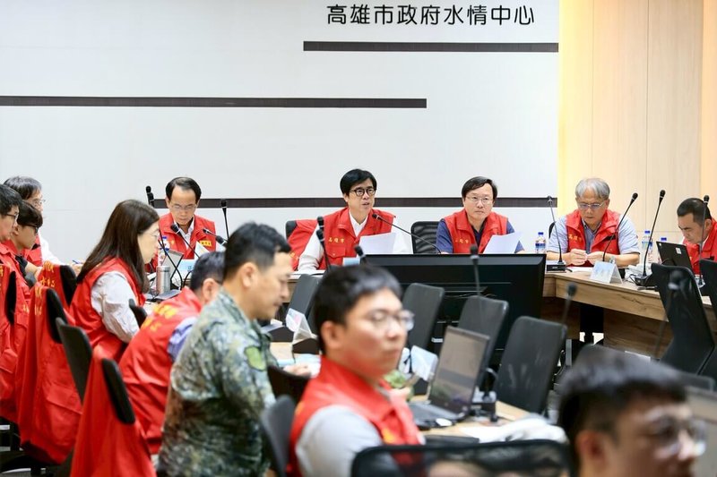 高雄市長陳其邁(後右4)3日與中央災害應變中心視訊連線,報告災情並向中央提出多項協助請求。(高雄市政府提供)中央社記者蔡孟妤傳真 114年8月3日