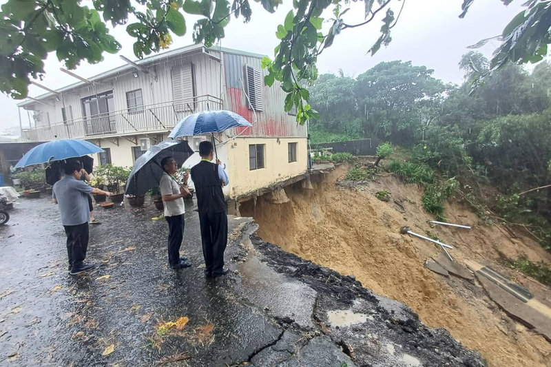 中南部持續豪雨，台南市柳營區旭山里一處民宅2日晚間發生地基掏空、邊坡土石滑落情形，區公所與相關單位人員3日前往會勘，為避免後續可能災害，緊急撤離住戶共8人。（柳營區公所提供）中央社記者楊思瑞台南傳真　114年8月3日
