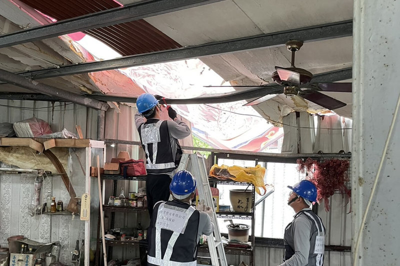 行政院成立雲嘉南災後復原前進指揮所，中央地方分工分區認養，台南柳營區由經濟部水利署第六河川分署協助，媒合廠商以公道價格、快速施工，協助受災戶更換屋頂浪板，首戶修繕3日開工。（柳營區公所提供）中央社記者楊思瑞台南傳真　114年8月3日