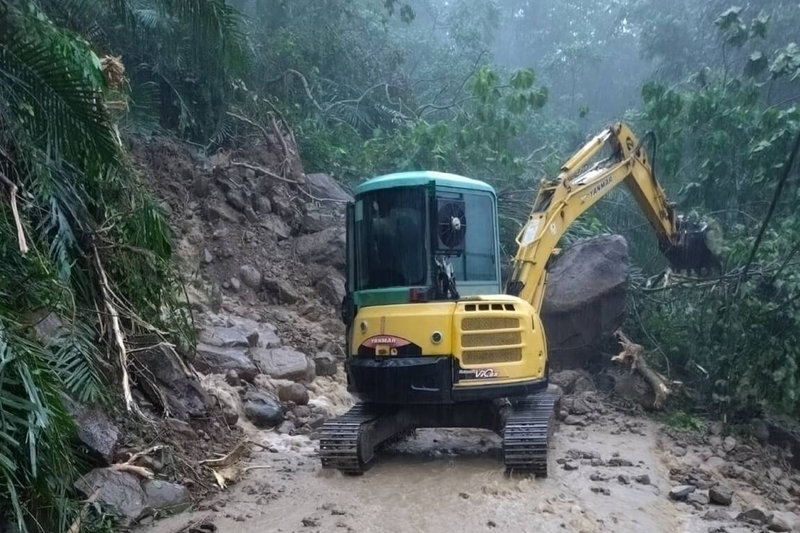 台南市南化區關山里近2日累積雨量驚人，導致聯外道路多處被土石阻斷，搶通作業持續進行。（南化區公所提供）中央社記者楊思瑞台南傳真　114年8月3日