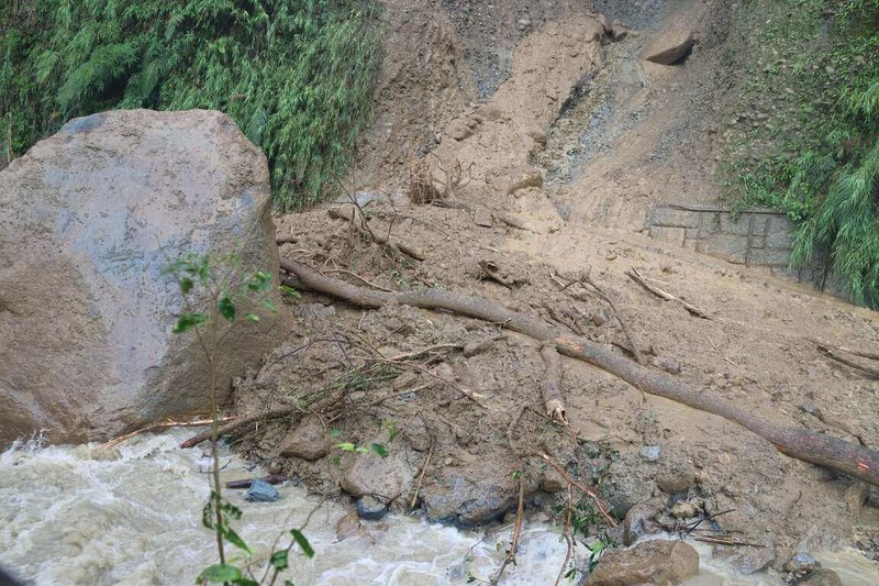 受大雨影響,雲林縣政府3日表示,古坑華山溪土石坍塌,緊急撤離當地30幾名居民。(雲林縣政府提供)中央社記者蔡智明傳真 114年8月3日