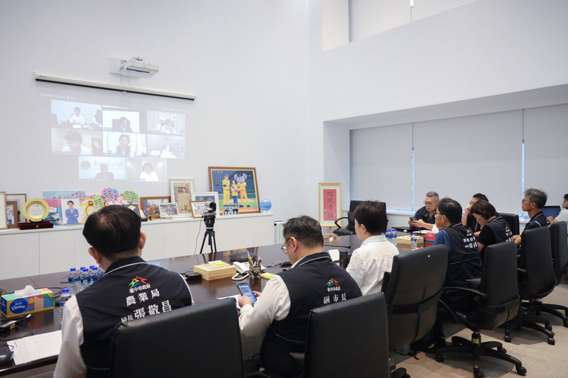 因應美國宣布對台20%對等關稅，台中市長盧秀燕3日邀集中部另7縣市長，召開中台灣區域治理平台線上會議。（中市府提供）中央社記者趙麗妍傳真　114年8月3日