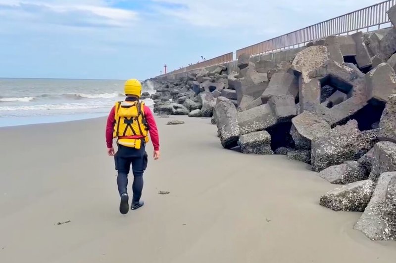 桃園市4名高中生2日在竹圍漁港南堤下水遭大浪席捲,2人獲救,但鄭姓與林姓高中生失蹤,搜救人員沿著海岸線採岸巡方式搜尋,3日晚間於現場附近海堤旁海中發現1具浮屍,初步研判為失蹤的林姓高中生。(桃園市政府消防局提供)中央社記者吳睿騏桃園傳真 114年8月3日