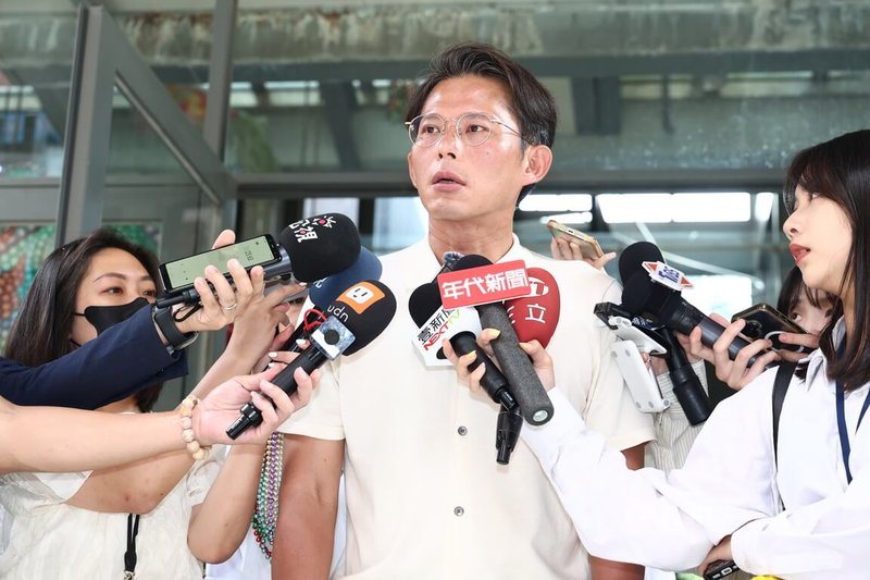 民眾黨主席黃國昌（前中）3日下午出席新北汐止充氣城堡童樂會，活動開始前黃國昌接受媒體訪問回應近日時事議題。中央社記者翁睿坤攝 114年8月3日