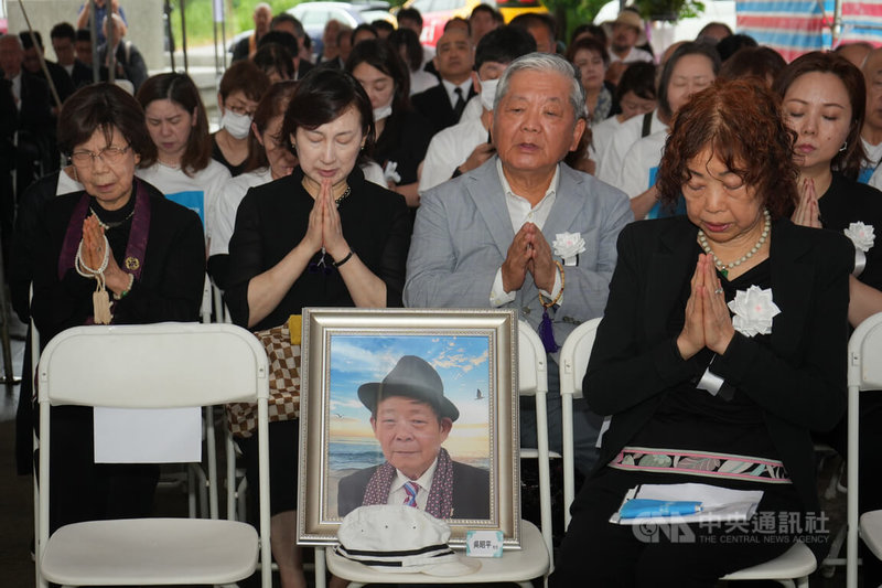 「巴士海峽戰歿者慰靈祭」3日在屏東恆春潮音寺舉行,潮音寺管理委員會主委鍾佐榮(前)為已逝丈夫吳昭平保留一席。吳昭平多年前協助友人中嶋秀次選址建寺,每年皆參加慰靈祭。中央社記者黃郁菁攝 114年8月3日