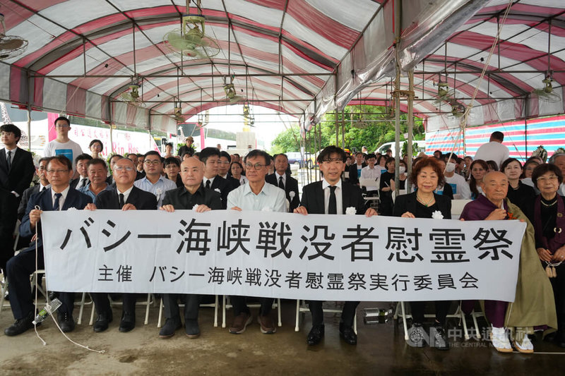 適逢二戰終戰80週年,巴士海峽戰歿者慰靈祭今年規模更勝以往,台灣日本關係協會會長蘇嘉全(1排左4)、日本台灣交流協會台北事務所代表片山和之(1排左3)皆出席。中央社記者黃郁菁攝 114年8月3日