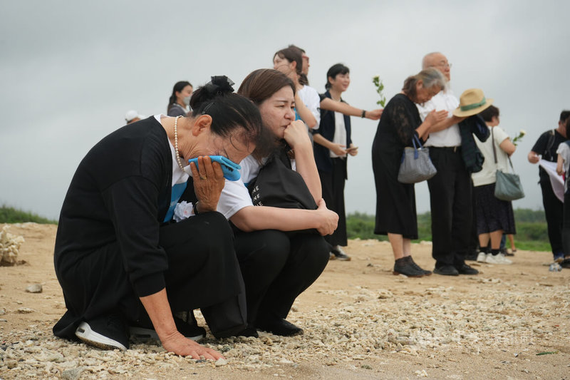 巴士海峽戰歿者慰靈祭3日在屏東恆春舉行，遺族代表致詞者吉岡初枝（前左）表示，得知這場慰靈祭後，終於能正視對父親思念；她在後壁湖獻花時，朝巴士海峽落下思念淚水。中央社記者黃郁菁攝　114年8月3日