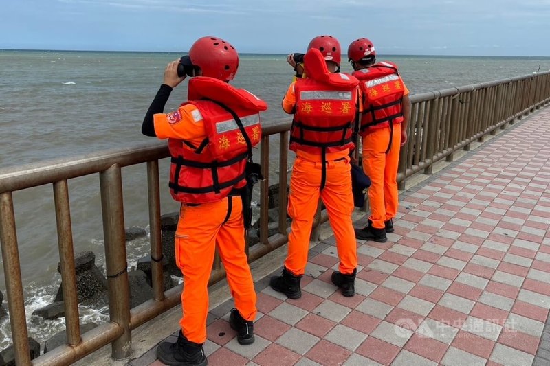 桃園市4名高中生2日在竹圍漁港南堤下水遭大浪席捲，其中2人獲救，但鄭姓與林姓少年失蹤，海巡署第三巡防區指揮部3日持續搜救，岸上動員21車47人、海上動員8艘船艇42人，並協調2架次空偵機10名空勤人員投入搜尋。（海巡署第3巡防區指揮部）中央社記者吳睿騏桃園傳真　114年8月3日