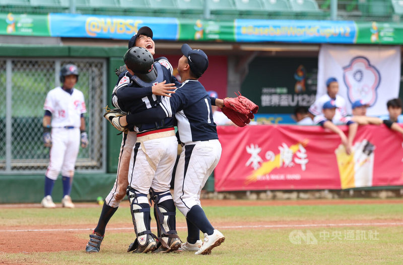 U12世界盃棒球賽季軍戰韓國擊敗台灣隊,韓國選手在場內擁抱慶祝。中央社記者張新偉攝 114年8月3日