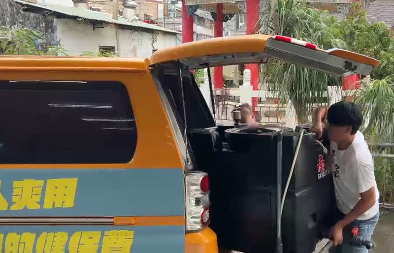 連日豪雨不斷,中南部淹水情況嚴重,台中市第8選區罷團「一罷擊臣」暫停陸戰行程,罷免志工自主投入災區物資運送行列。(罷免團體提供)中央社記者趙麗妍傳真 114年8月3日