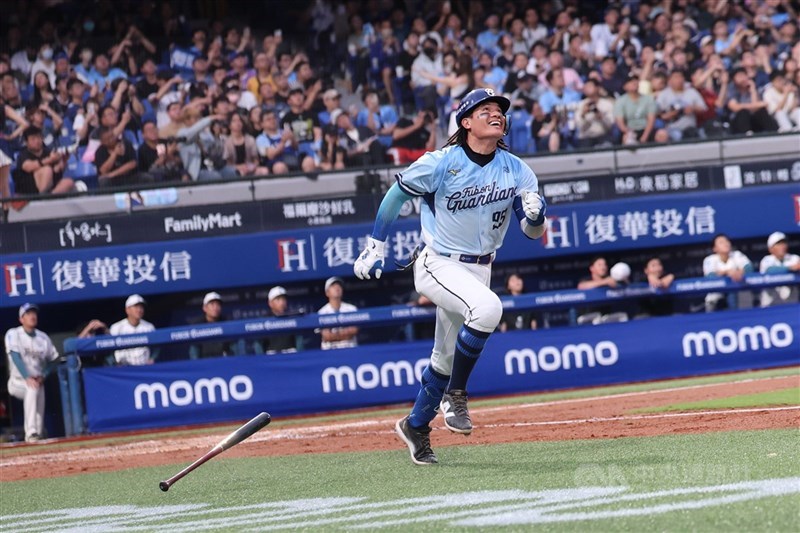 富邦悍將野手張育成（圖），3日靠著對方外野手出現要命失誤，奮力替球隊跑回致勝分。（中央社檔案照片）