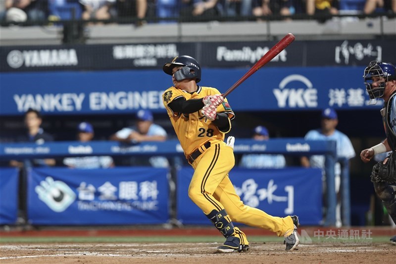 中信兄弟野手張仁瑋（圖），本季加練外野尋求更多上場機會，他在3日受訪時透露，一開始對外野相當不適應，只能透過苦練來彌補不足之處。（中央社檔案照片）