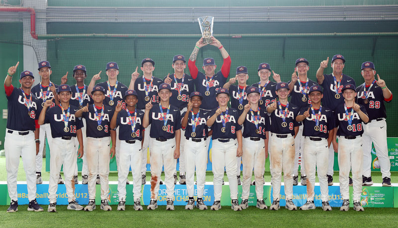 U12世界盃棒球賽美國隊3日冠軍戰以7比1擊敗日本隊、完成3連霸;總教練馬德森(舉獎盃者)頒獎典禮時高舉獎盃與全隊合影。中央社記者張新偉攝 114年8月3日