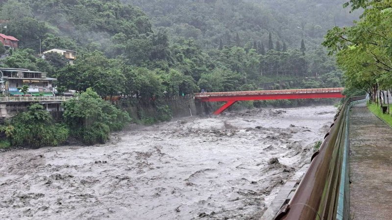 西南氣流帶來連續豪雨，考量東部山區及知本溪上游仍有降下豪雨等級雨量機率，知本國家森林遊樂區3日中午12時起預警性休園。圖為連接知本森林遊樂區的樂林橋橋下知本溪水位上漲情形。（林業保育署台東分署提供）中央社記者李先鳳傳真　114年8月3日