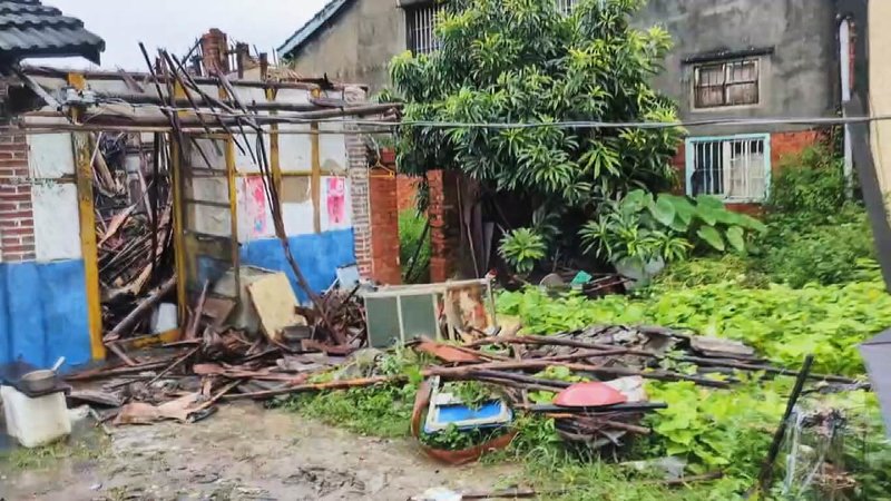 雲林縣斗南鎮將軍里一棟磚造竹筒屋3日下午坍塌,當地民眾表示,老厝經過7月初颱風已半倒,再經歷這兩日大雨後,屋頂就陷下去;確切原因尚待警消調查。(民眾提供)中央社記者蔡智明傳真 114年8月3日