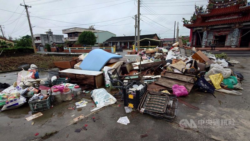 0728豪雨造成朴子市竹村里旁鴨母寮排水溢堤,民眾受損的傢俱,3日尚堆置在里內活動中心前等待清運。中央社記者蔡智明攝 114年8月3日